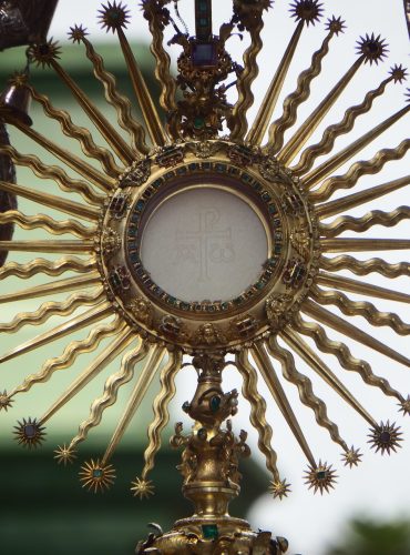 monstrance, eucharist, communion, jesus christ, sacrament, cc0, monstrance, monstrance, monstrance, monstrance, monstrance, eucharist, eucharist, sacrament, sacrament-3204097.jpg